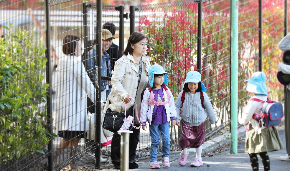 通用口からの登園の様子