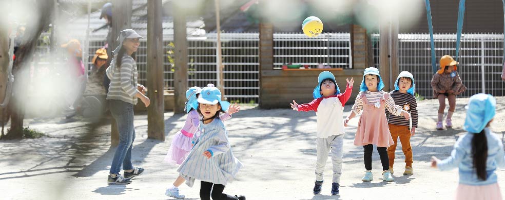 通用口からの登園の様子