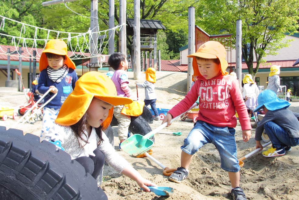 異年齢児が関わりながら遊ぶ主体的な活動