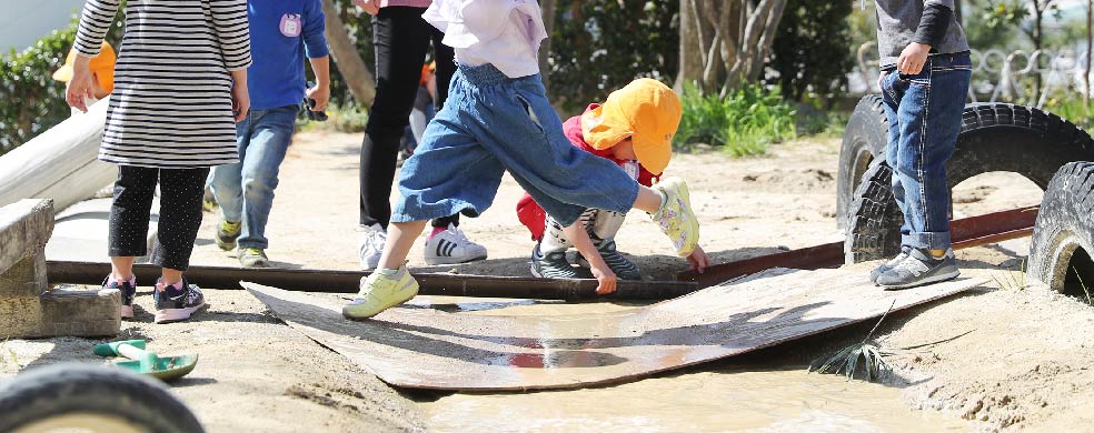 水・砂・土など、遊びの素材や自然に恵まれた環境